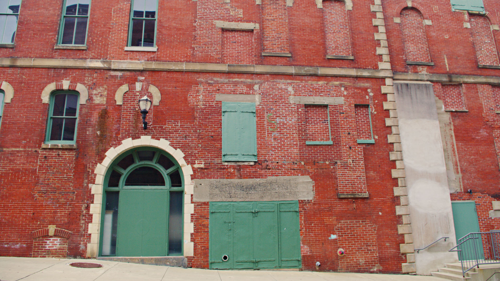 Queen Theater 5th Street facade