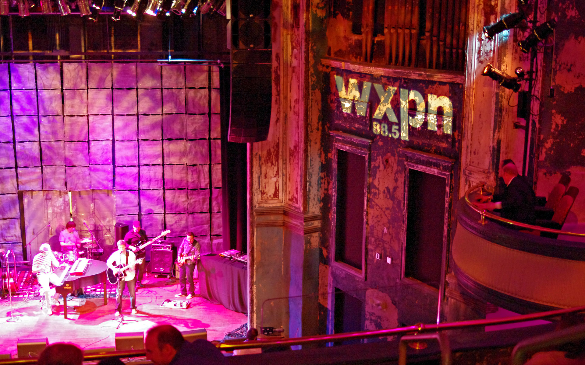 Queen Theater organ and ceiling