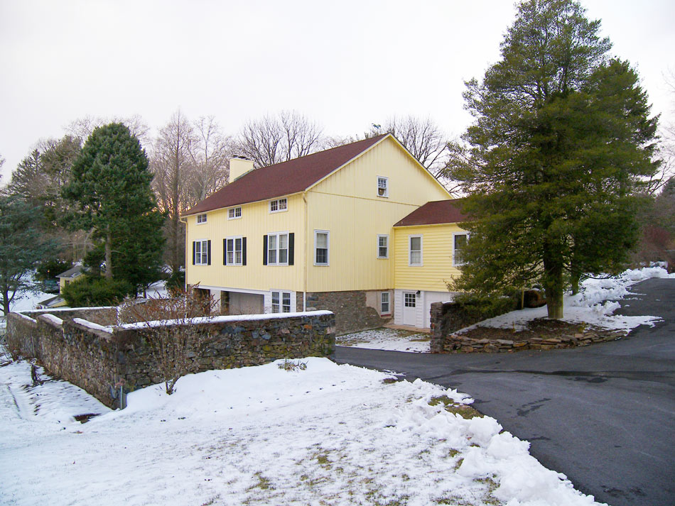 Barn house from front before renovation