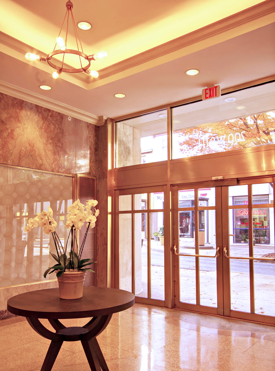 200 West 9th Street lobby