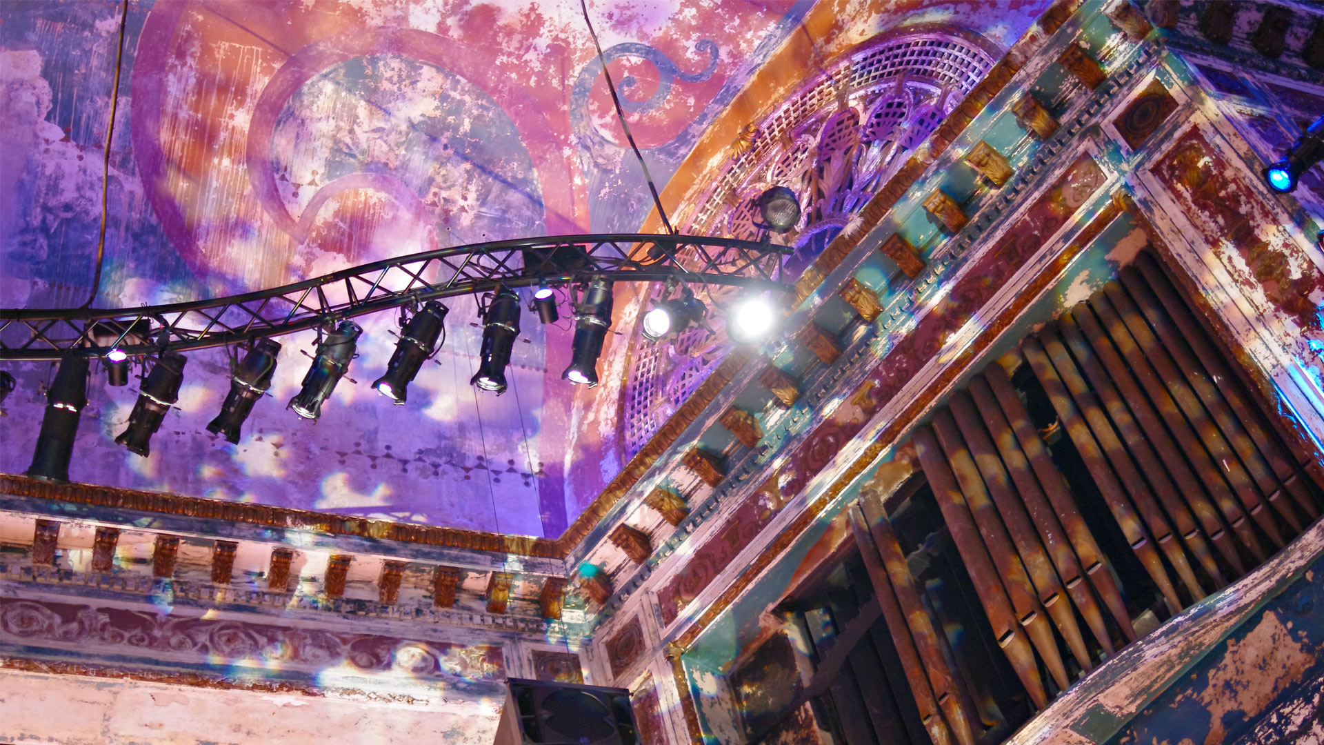 Queen Theater organ and ceiling